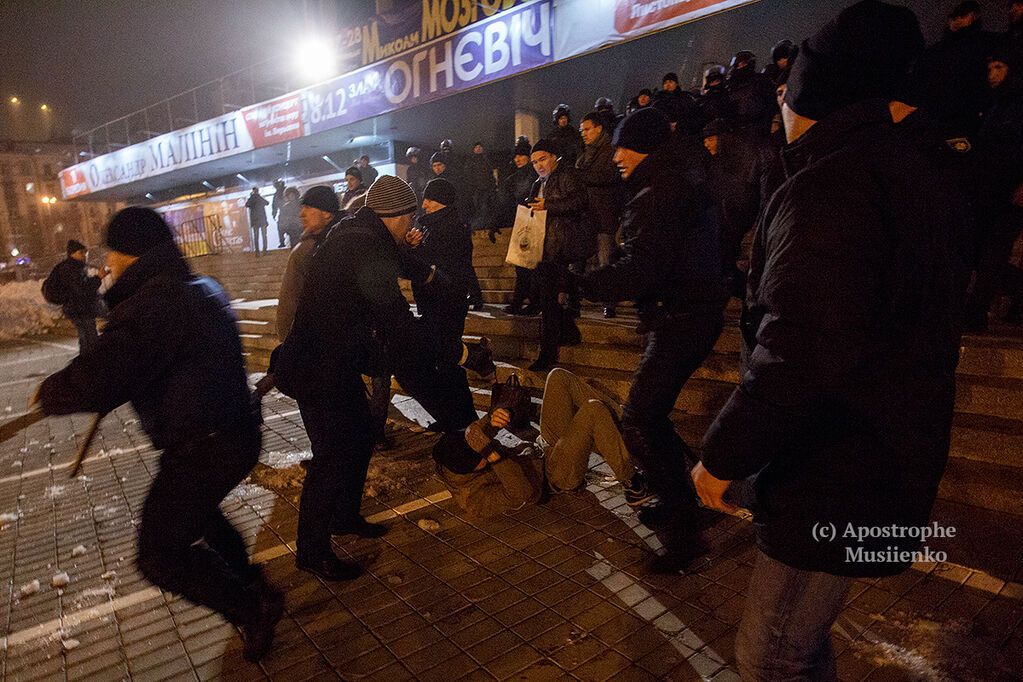 Томатный сок, яйца и задержания: появились фото потасовок возле дворца "Украина". Фоторепортаж