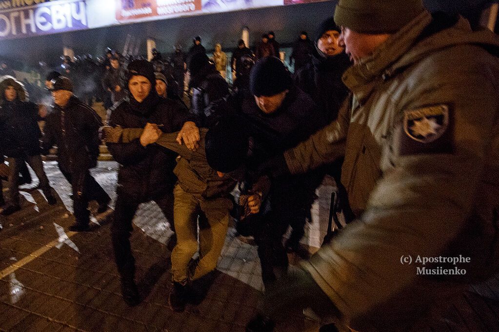 Томатный сок, яйца и задержания: появились фото потасовок возле дворца "Украина". Фоторепортаж