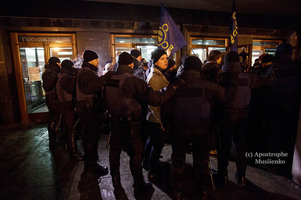 Томатный сок, яйца и задержания: появились фото потасовок возле дворца "Украина". Фоторепортаж