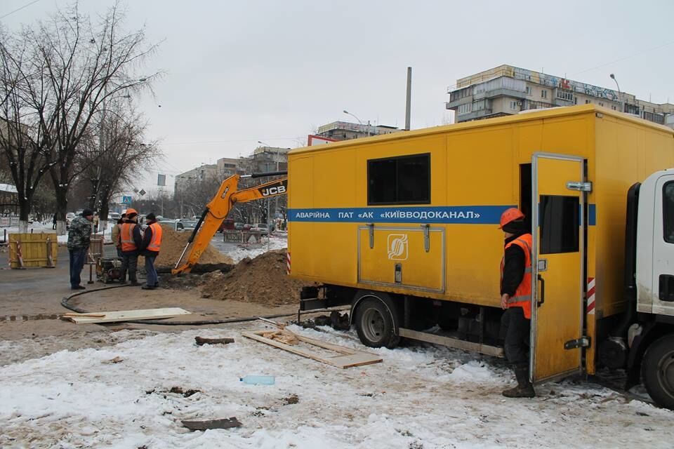 Масштабный провал асфальта в Киеве: стали известны подробности