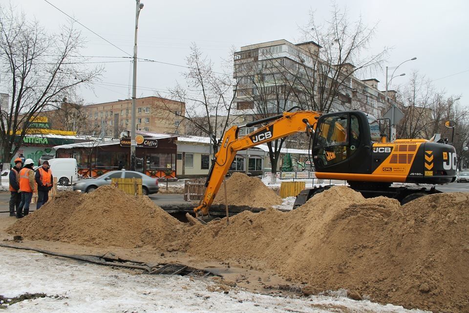 Масштабный провал асфальта в Киеве: стали известны подробности