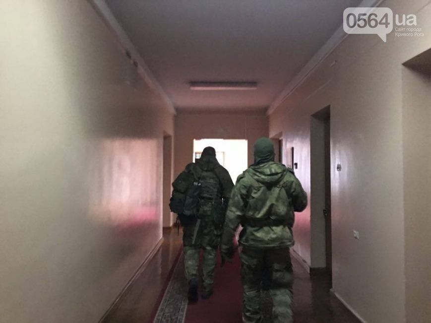 Озброєні люди в масках провели обшук в Криворізькій мерії
