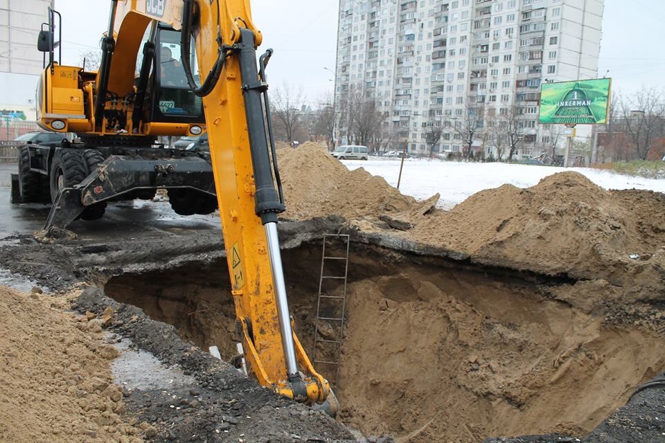 Масштабный провал асфальта в Киеве: стали известны подробности