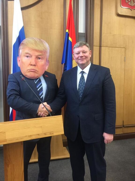 "Трамп наш": у Росії депутат прийшов на роботу в масці президента США
