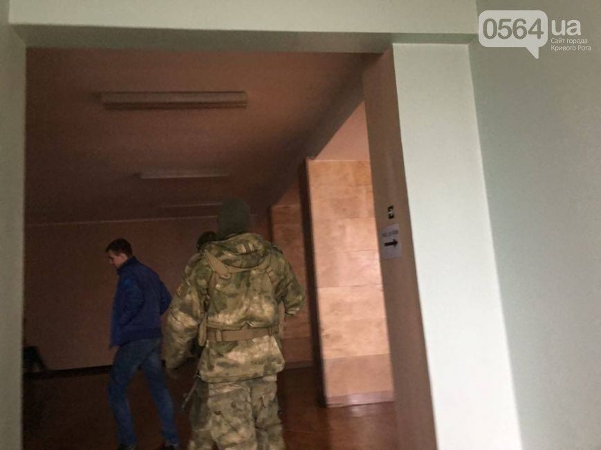 Вооруженные люди в масках провели обыск в Криворожской мэрии. Фотофакт