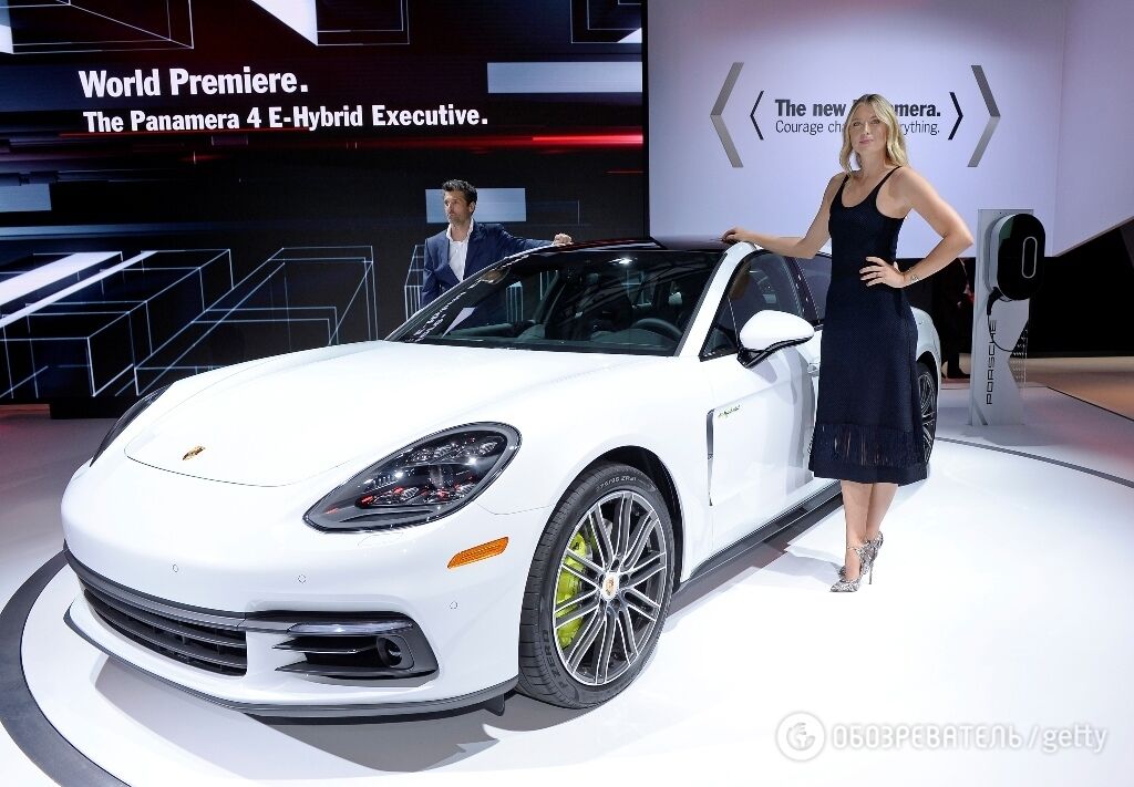 Блеск! Шарапова покрасовалась в облегающем платье на фоне роскошного Porsche