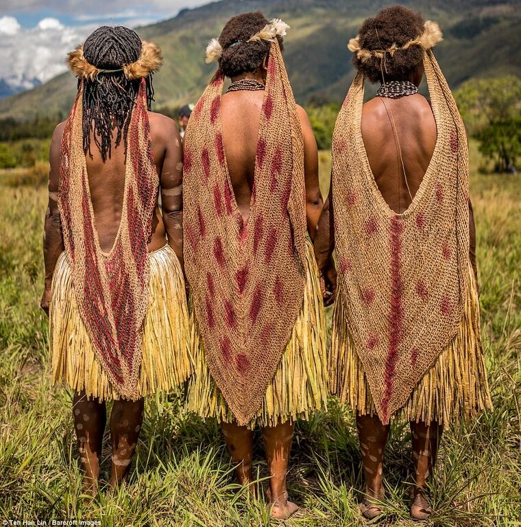 Отрезанные пальцы и откровенные наряды: шокирующая жизнь племени Дани в Индонезии