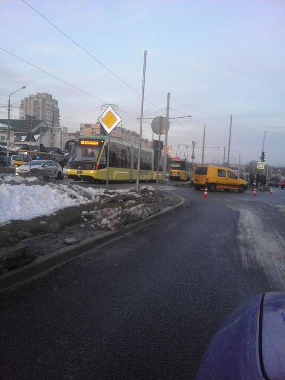 Во Львове помпезно и с молитвой запустили новый трамвай: он сразу же попал в ДТП