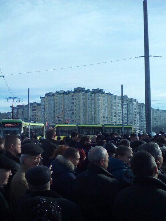 Во Львове помпезно и с молитвой запустили новый трамвай: он сразу же попал в ДТП
