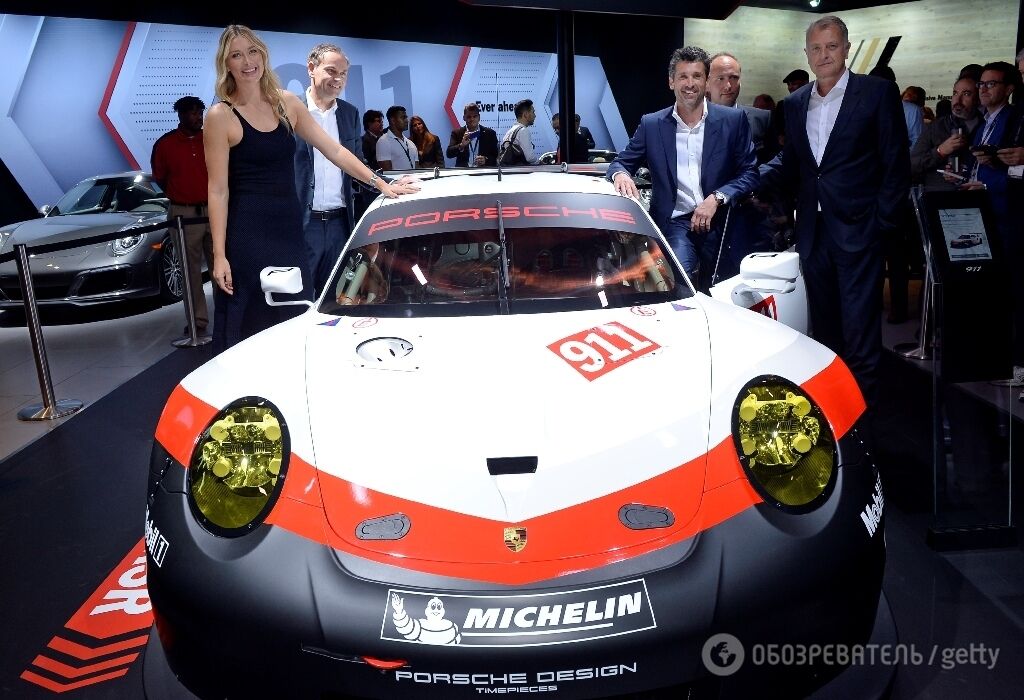 Блеск! Шарапова покрасовалась в облегающем платье на фоне роскошного Porsche