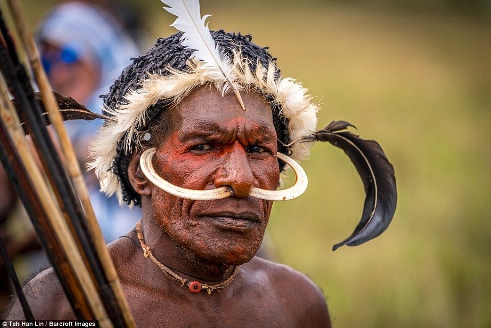 Отрезанные пальцы и откровенные наряды: шокирующая жизнь племени Дани в Индонезии