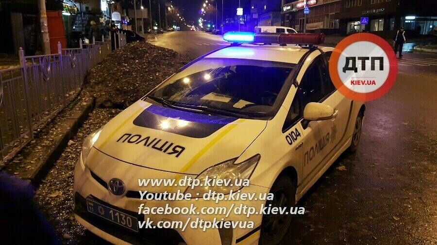 В Киеве пьяные прохожие избили девушку-копа: появились подробности