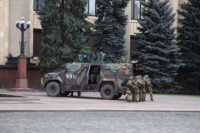 БТР и вертолеты: в Харькове "диверсанты" штурмовали здание ОГА. Опубликованы фото и видео