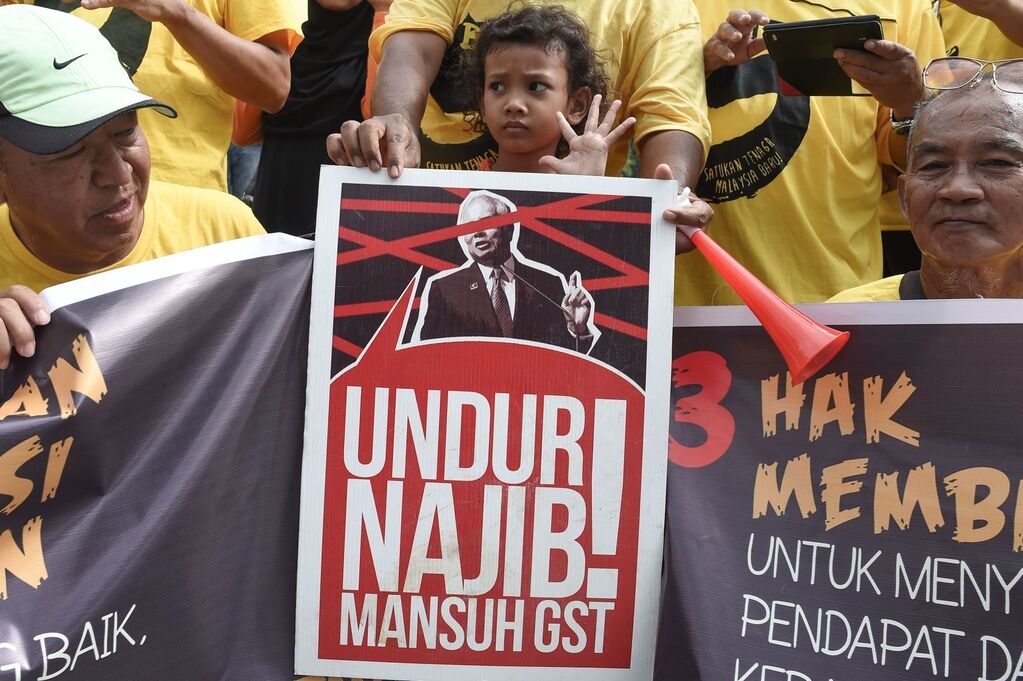 Десятки тысяч человек в Малайзии вышли на марш против премьера: опубликованы фото