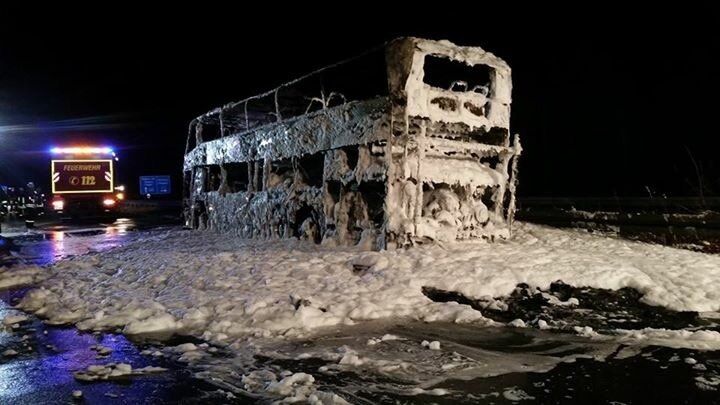 Болельщики "Баварии" едва не сгорели заживо в клубном автобусе - фото инцидента