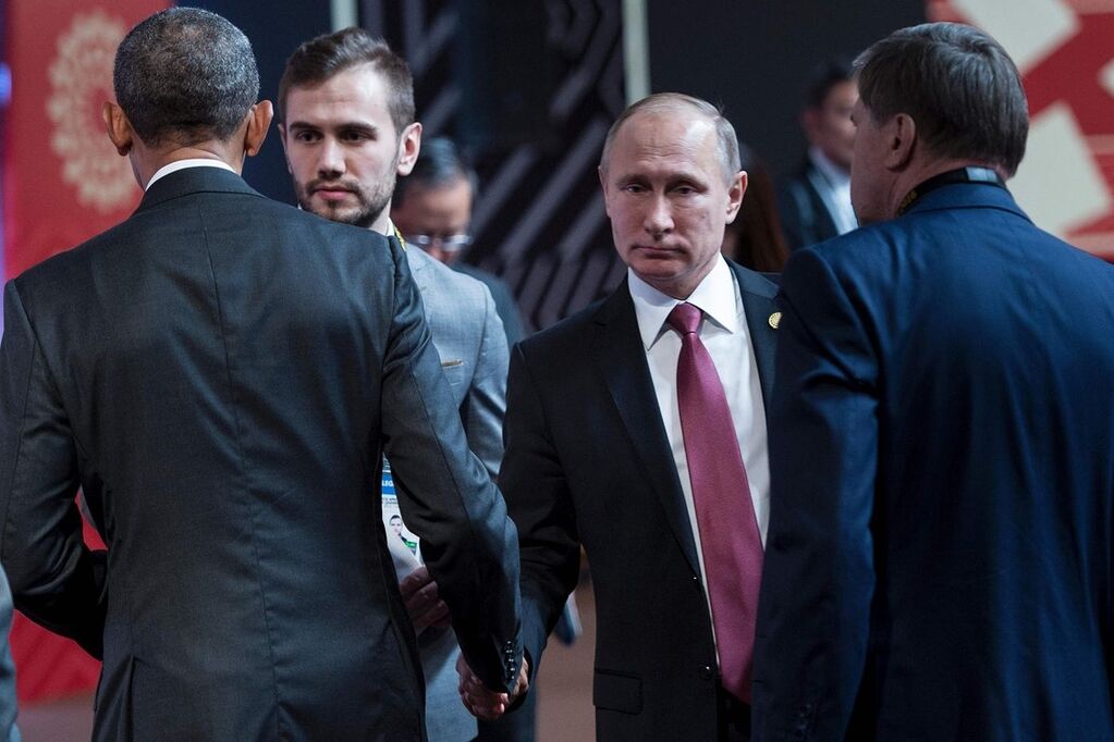 Прошли по касательной: соцсети высмеяли встречу Путина с Обамой. Опубликованы фото