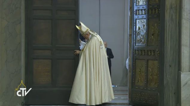 В Ватикане закрыли Святую Дверь