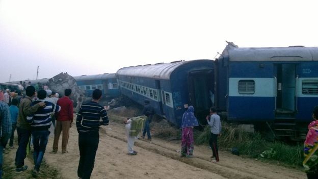 Жуткая катастрофа: число жертв крушения поезда в Индии достигло 115 человек. Опубликованы фото и видео