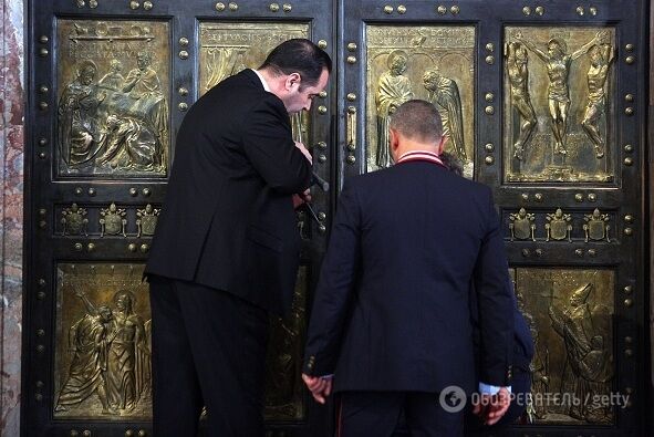 В Ватикане закрыли Святую Дверь