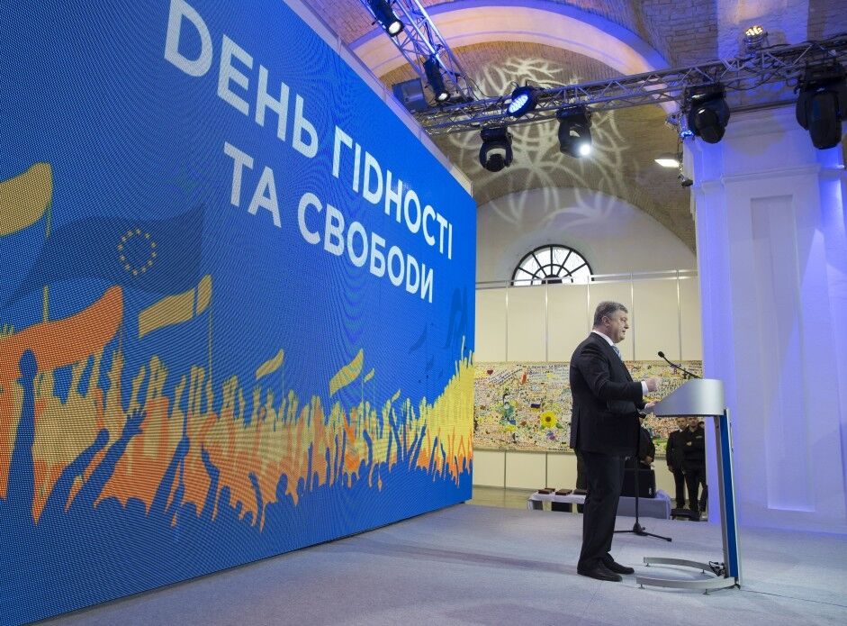 "Вимоги Євромайдану втілюються в життя": повний текст виступу Порошенка з нагоди Дня Гідності та Свободи
