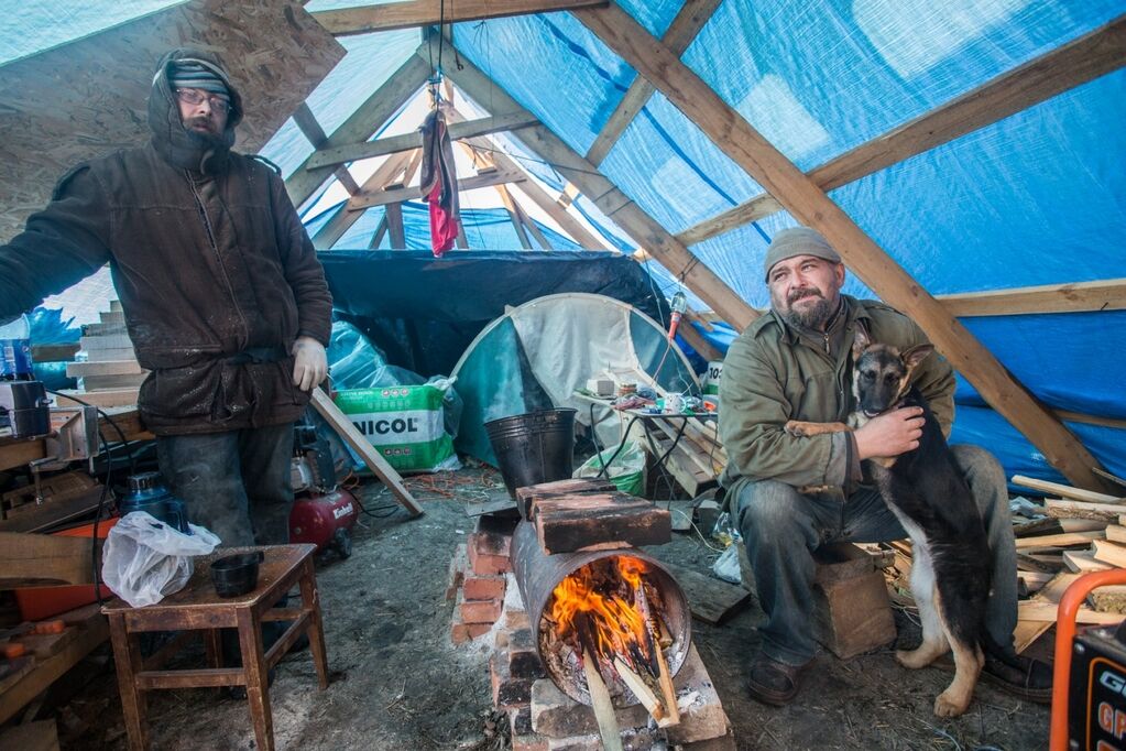 Шанс повернутися до життя: переселенці з Горлівки зводять унікальний будинок на Київщині