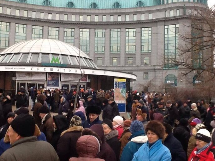 Тысячи человек идут к НБУ: в Киеве начались новые акции протеста – фотофакт