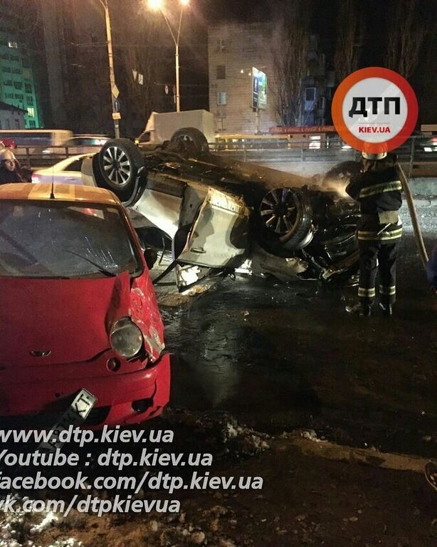Реанимировали 20 минут: в Киеве BMW на "встречке" превратилась в "лепешку"