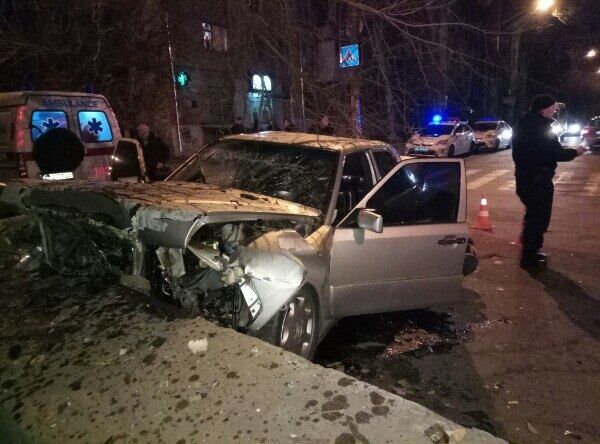 В Запорожье "Mercedes" протаранил бетонное ограждение