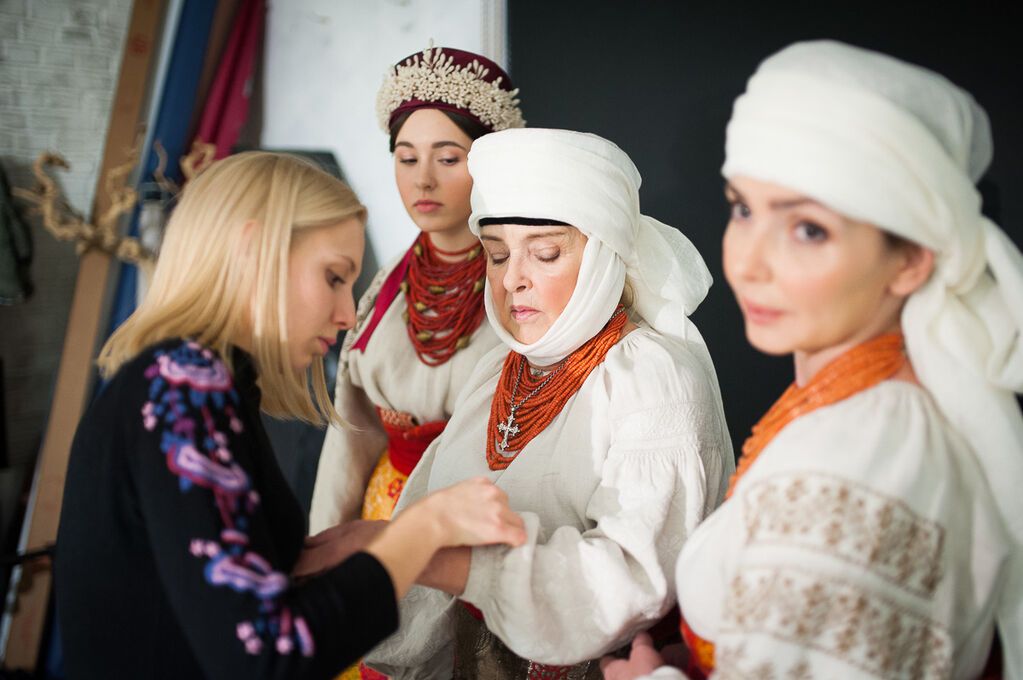 В семье мы носим по праздникам украинское: Роговцева снялась в вышиванке для календаря