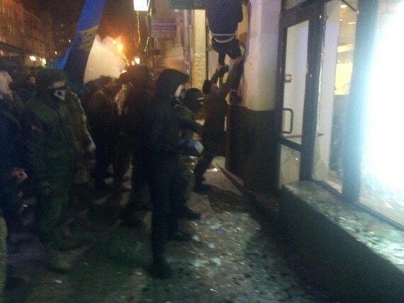 У Києві "потрощили" і підпалили офіс Медведчука та "Сбербанк"