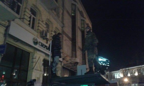 В Киеве "потрощили" и подожгли офис Медведчука и "Сбербанк". Фото- и видеофакт