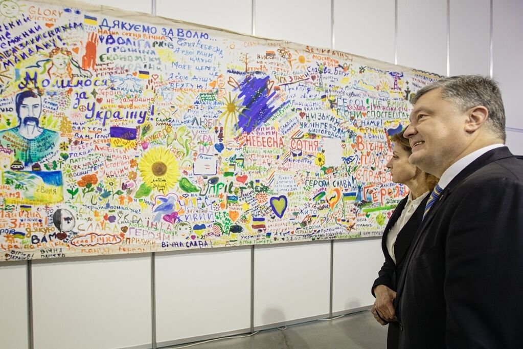 "Вимоги Євромайдану втілюються в життя": повний текст виступу Порошенка з нагоди Дня Гідності та Свободи