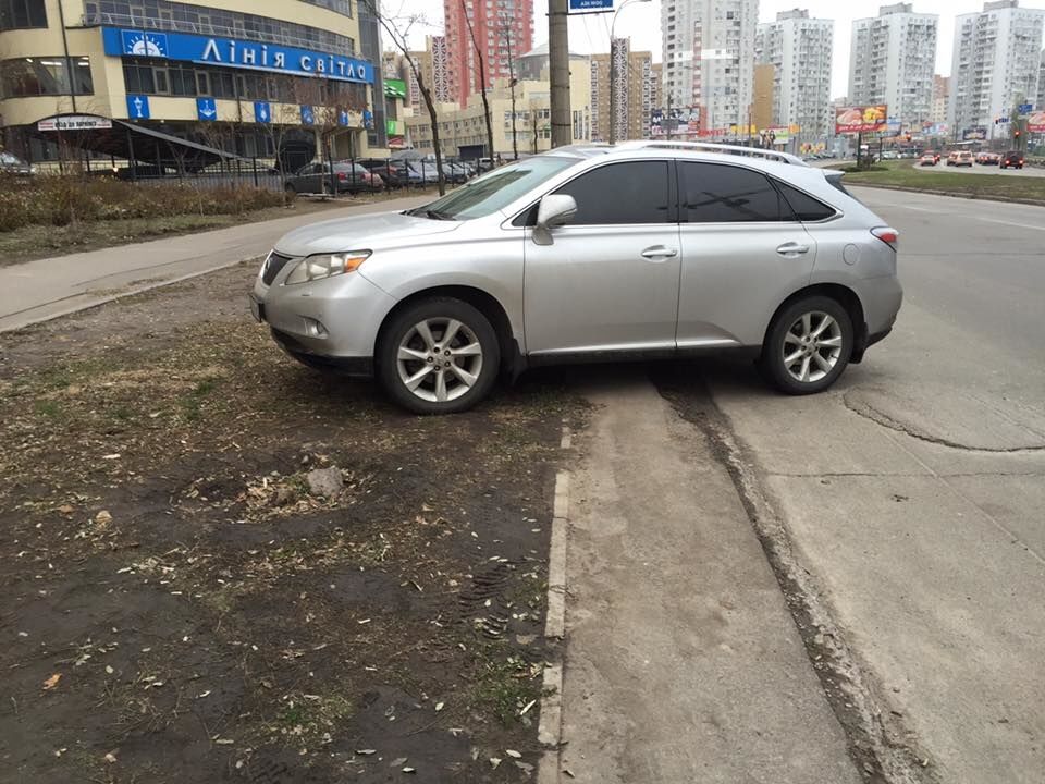 "Когда за рулем м*дак": в соцсетях прославили героя парковки в Киеве