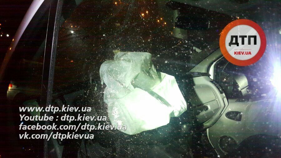 Реанимировали 20 минут: в Киеве BMW на "встречке" превратилась в "лепешку"