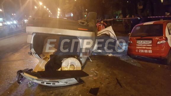 В Киеве автомобиль с пьяным водителем упал с моста
