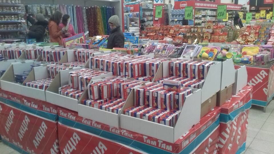 У Луцьку продають гірлянди із символікою Росії