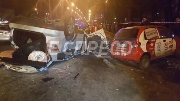 В Киеве автомобиль с пьяным водителем упал с моста