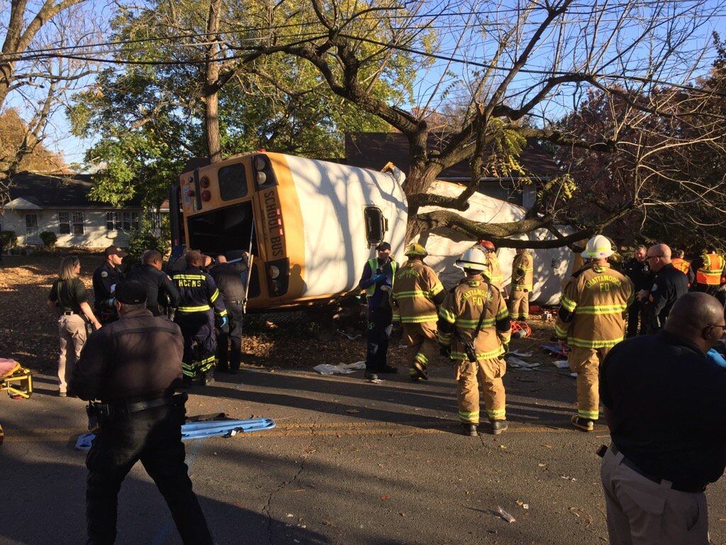 В США произошло жуткое ДТП со школьным автобусом: есть жертвы, десятки пострадавших