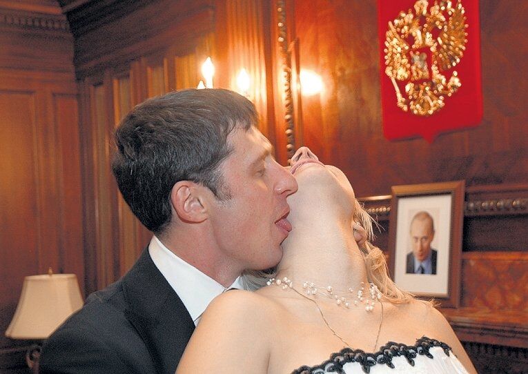Роздивитися неможливо: в мережі спливли інтимні фото з весілля Захарової