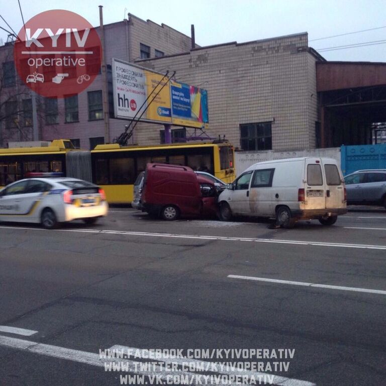 Масштабное ДТП в Киеве: виновник аварии скрылся