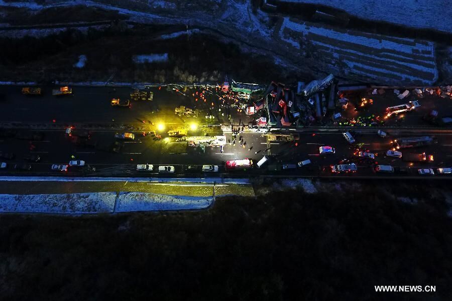 В Китае столкнулись более 50 автомобилей: десятки жертв и пострадавших. Опубликованы фото