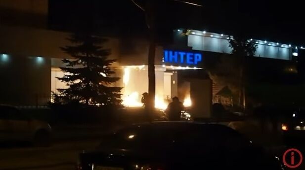 Поджог "Интера" в Киеве: хулиганы с коктейлями Молотова попали на видео