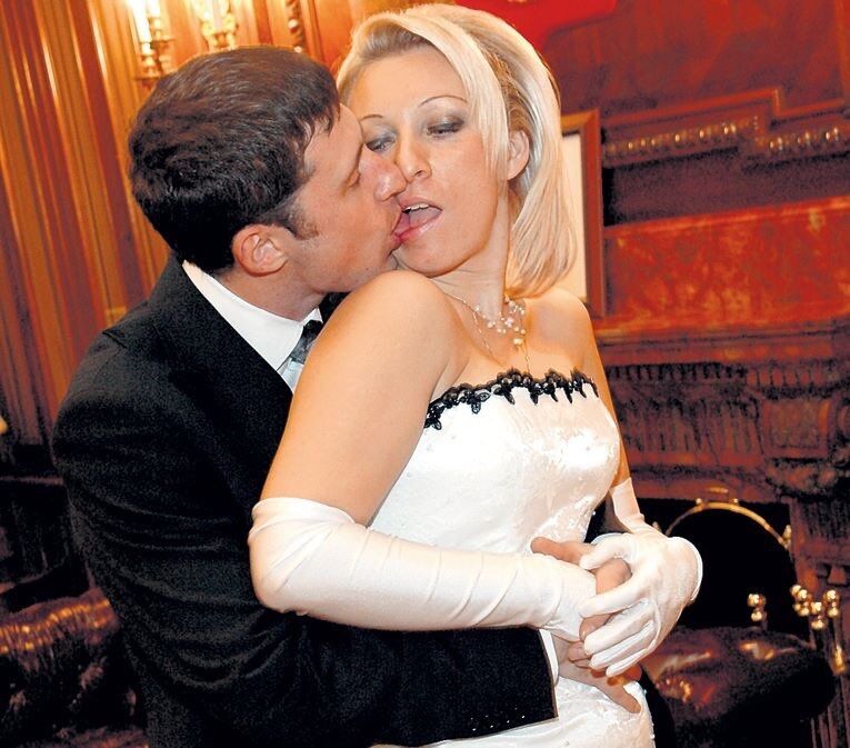 Роздивитися неможливо: в мережі спливли інтимні фото з весілля Захарової