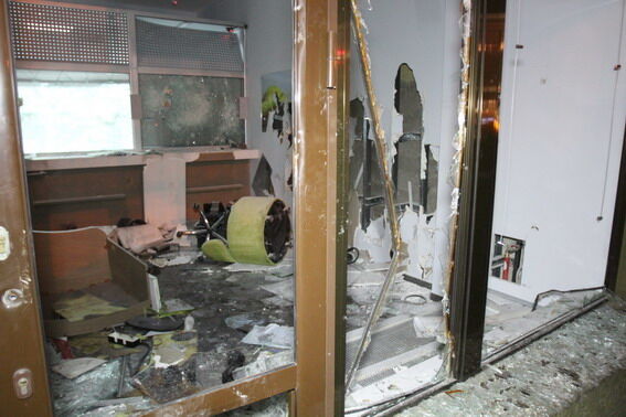 Массовые беспорядки в Киеве: повреждены два здания, пострадала студентка