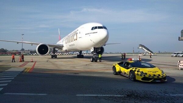 Lamborghini Huracan будет сопровождать самолеты в аэропорту Болоньи