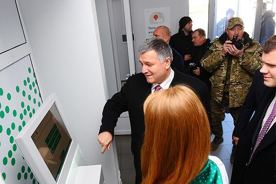Аваков та Дєєва відкрили четвертий сервісний центр МВС нового зразка на Луганщині. Опубліковані фото і відео