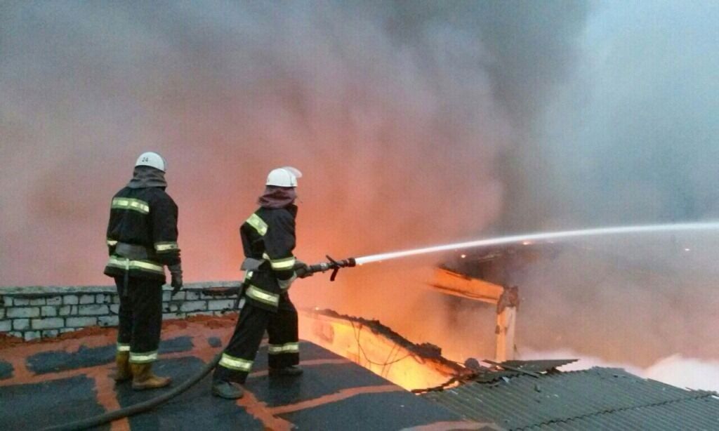 Масштабный пожар на Киевщине: на горящем складе прогремел взрыв