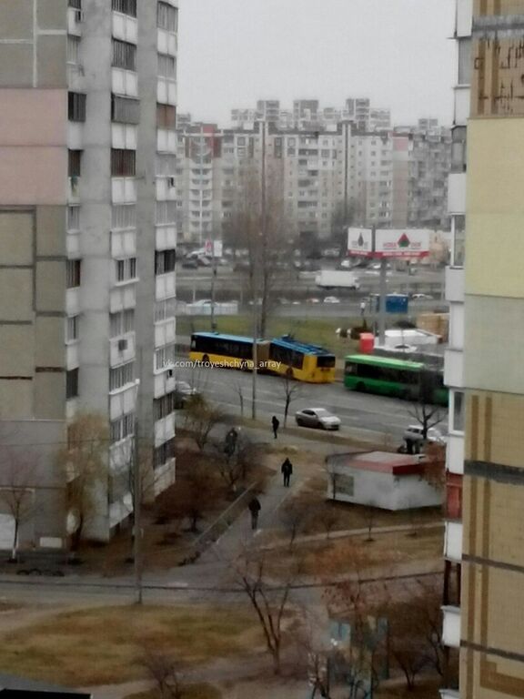 В соцсети показали, как в Киеве разломался напополам троллейбус