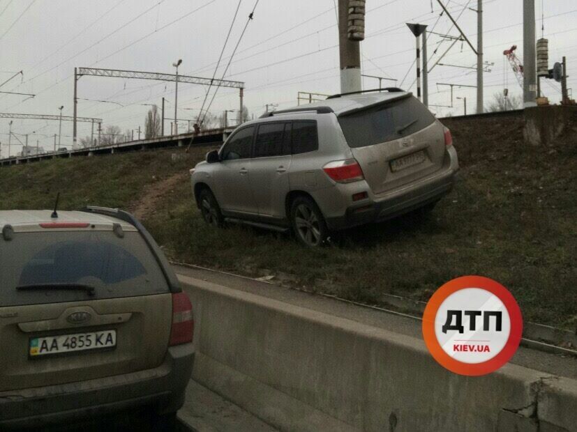 Сошел с рельсов: киевский водитель шокировал соцсеть парковкой на насыпи