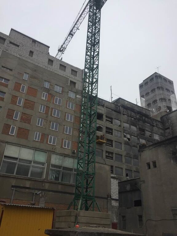 В Киеве начали сносить лишние этажи на Доме профсоюзов: фотофакт